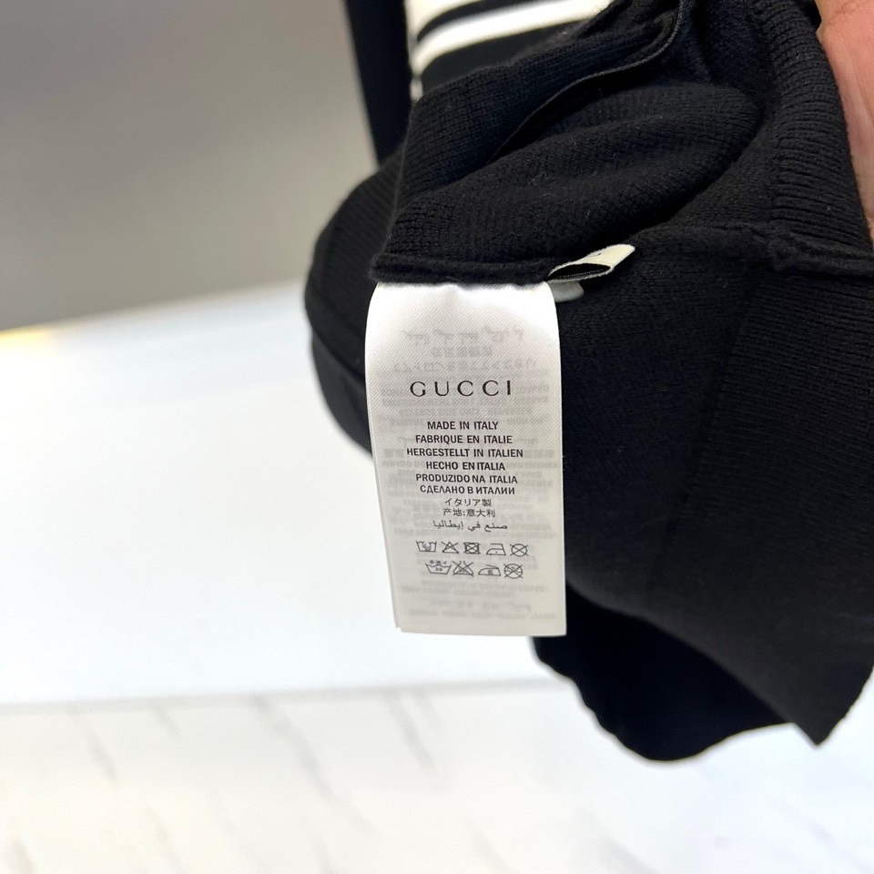 🌾Gucc古驰、2025秋冬新品针织开衫，以高级灰色调演绎现代休闲美学。款式采用立领设计搭配银色拉链开合