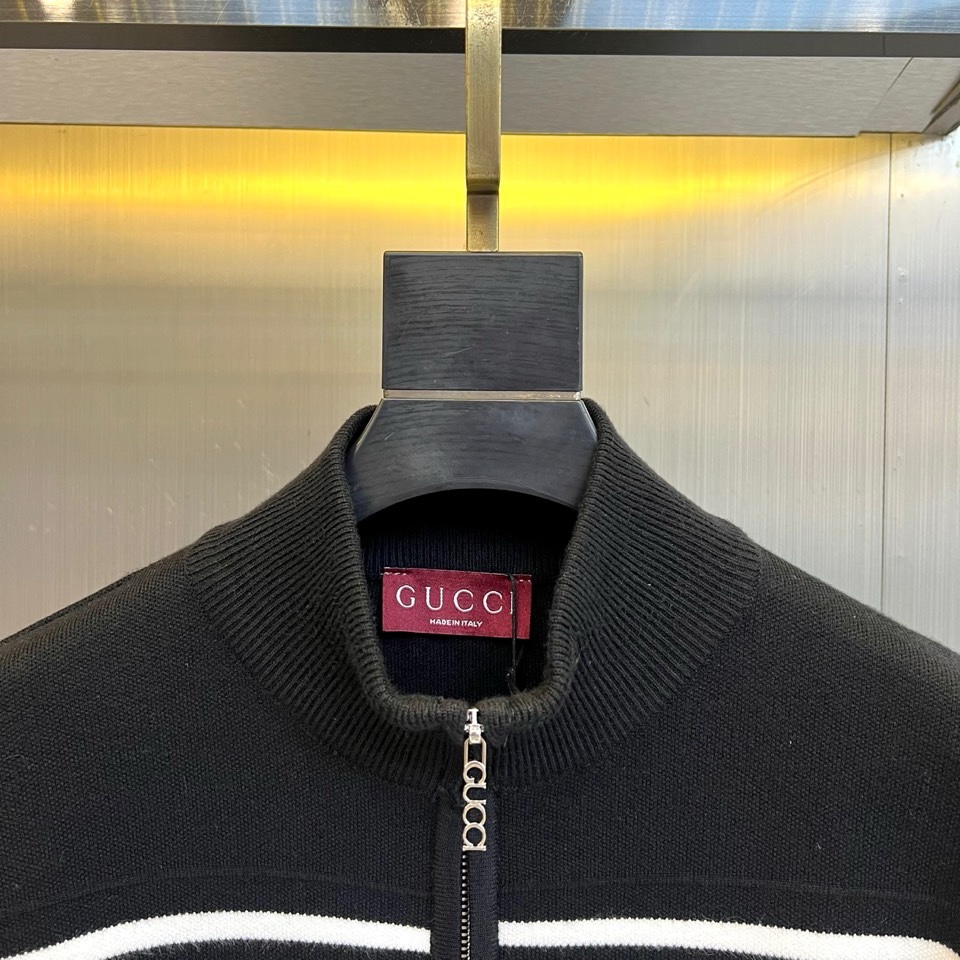 🌾Gucc古驰、2025秋冬新品针织开衫，以高级灰色调演绎现代休闲美学。款式采用立领设计搭配银色拉链开合