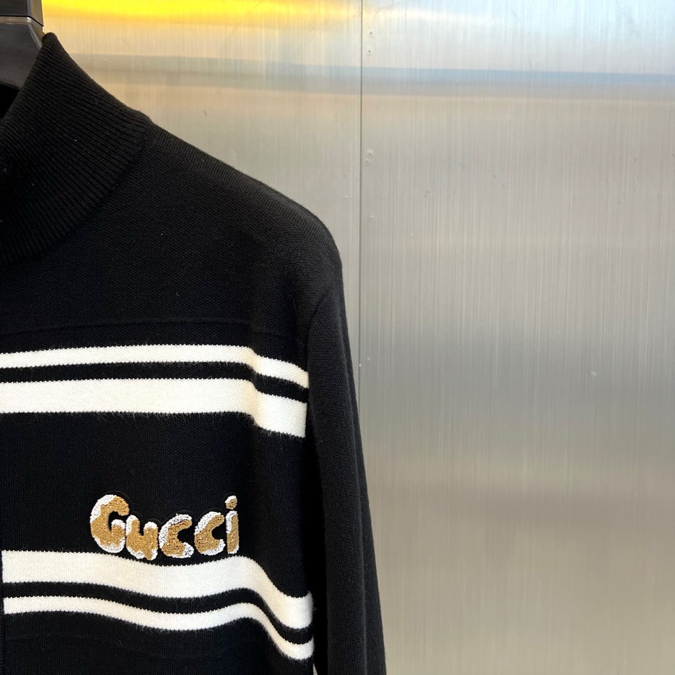 🌾Gucc古驰、2025秋冬新品针织开衫，以高级灰色调演绎现代休闲美学。款式采用立领设计搭配银色拉链开合