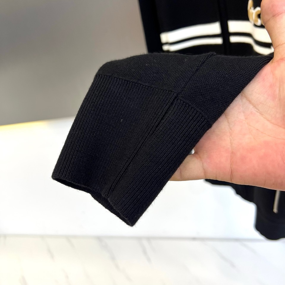 🌾Gucc古驰、2025秋冬新品针织开衫，以高级灰色调演绎现代休闲美学。款式采用立领设计搭配银色拉链开合