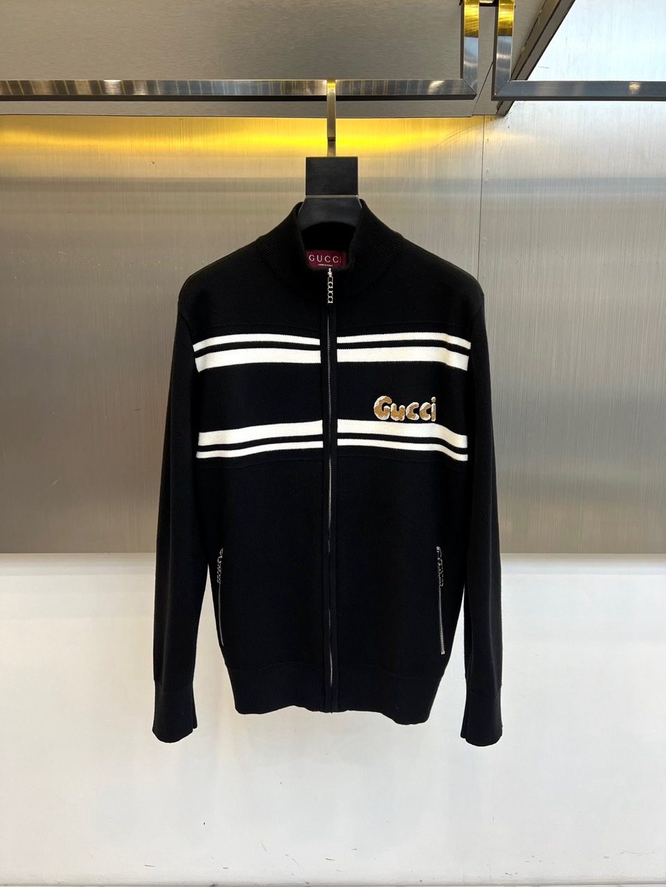 🌾Gucc古驰、2025秋冬新品针织开衫，以高级灰色调演绎现代休闲美学。款式采用立领设计搭配银色拉链开合