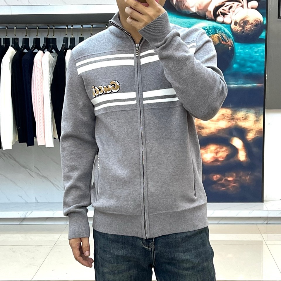 🌾Gucc古驰、2025秋冬新品针织开衫，以高级灰色调演绎现代休闲美学。款式采用立领设计搭配银色拉链开合