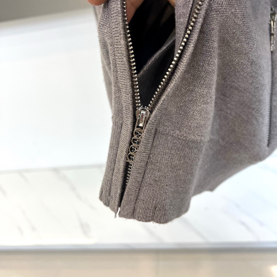 🌾Gucc古驰、2025秋冬新品针织开衫，以高级灰色调演绎现代休闲美学。款式采用立领设计搭配银色拉链开合