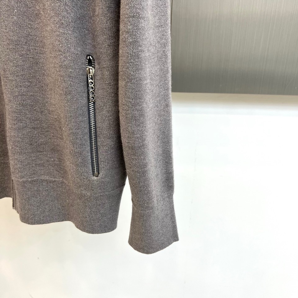 🌾Gucc古驰、2025秋冬新品针织开衫，以高级灰色调演绎现代休闲美学。款式采用立领设计搭配银色拉链开合