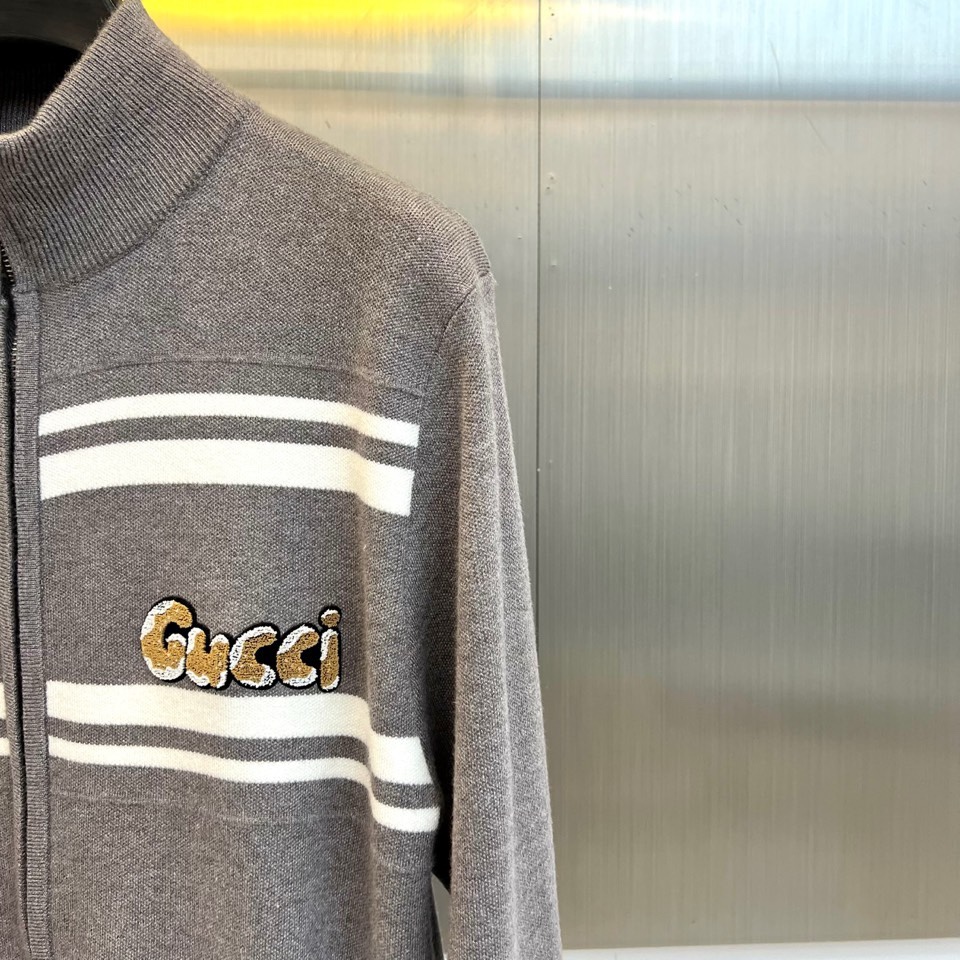 🌾Gucc古驰、2025秋冬新品针织开衫，以高级灰色调演绎现代休闲美学。款式采用立领设计搭配银色拉链开合