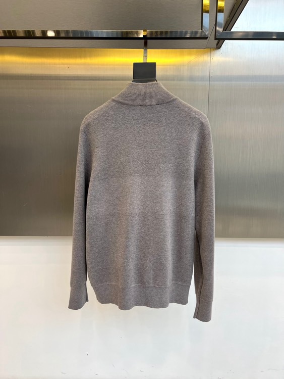 🌾Gucc古驰、2025秋冬新品针织开衫，以高级灰色调演绎现代休闲美学。款式采用立领设计搭配银色拉链开合