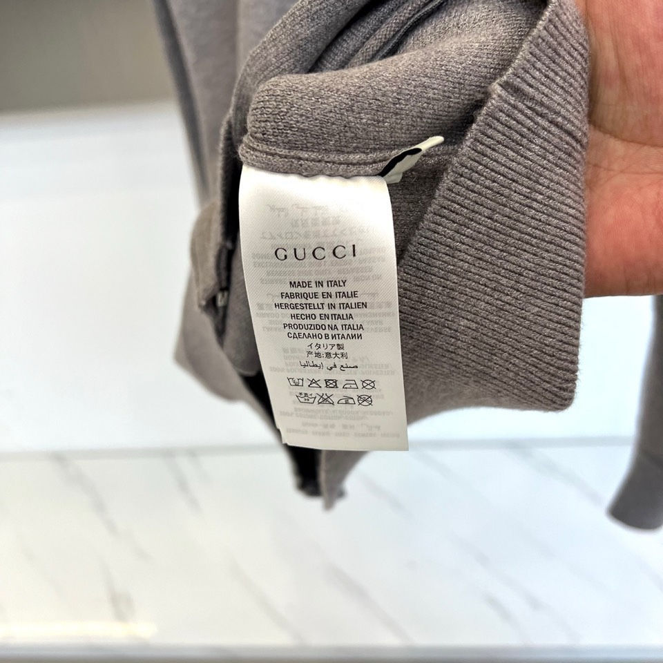🌾Gucc古驰、2025秋冬新品针织开衫，以高级灰色调演绎现代休闲美学。款式采用立领设计搭配银色拉链开合