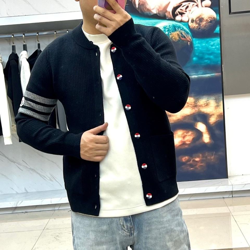 🌾蒙口、2025秋冬新品以经典灰色针织开衫诠释休闲奢雅。标志性的棒球领设计，兼具利落与活力。前襟整齐排列