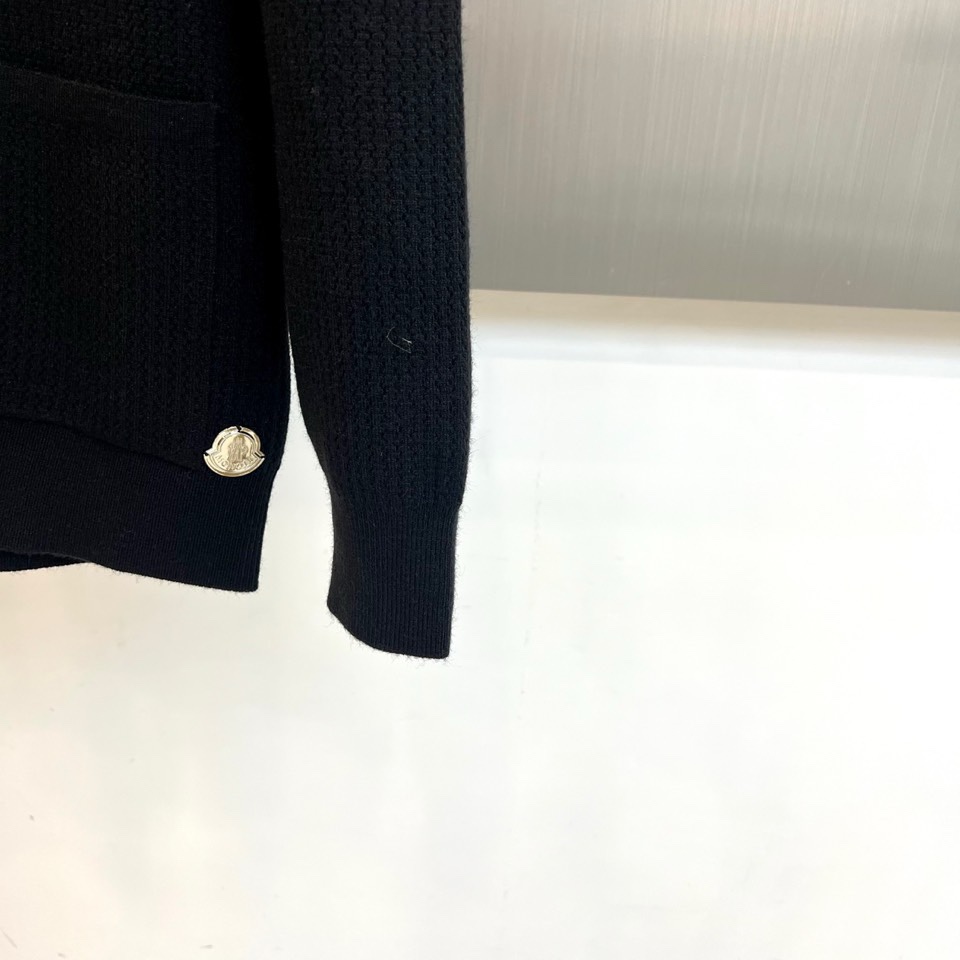 🌾蒙口、2025秋冬新品以经典灰色针织开衫诠释休闲奢雅。标志性的棒球领设计，兼具利落与活力。前襟整齐排列