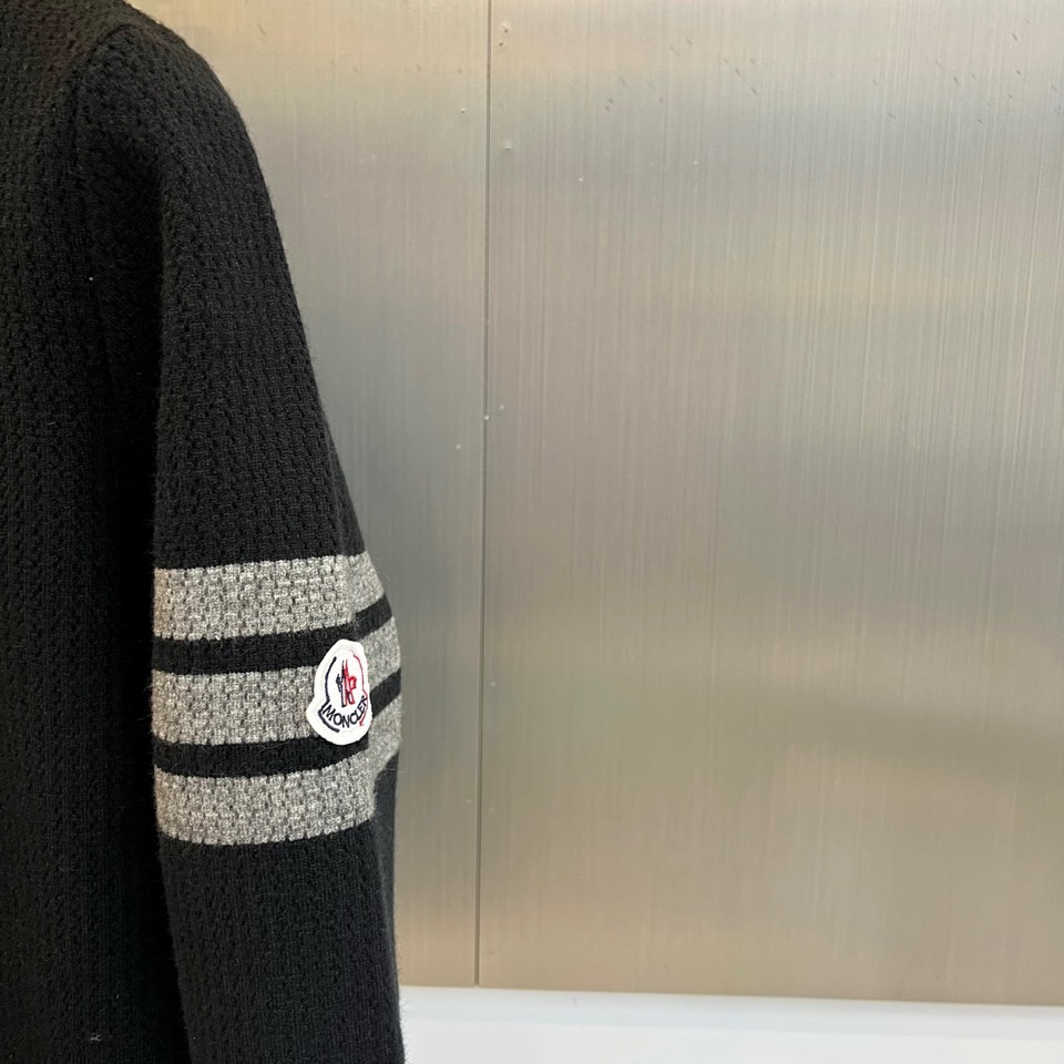 🌾蒙口、2025秋冬新品以经典灰色针织开衫诠释休闲奢雅。标志性的棒球领设计，兼具利落与活力。前襟整齐排列