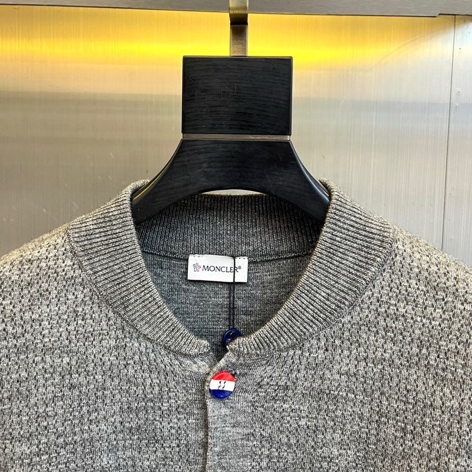 🌾蒙口、2025秋冬新品以经典灰色针织开衫诠释休闲奢雅。标志性的棒球领设计，兼具利落与活力。前襟整齐排列