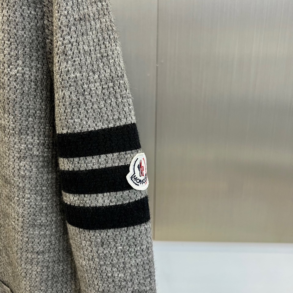🌾蒙口、2025秋冬新品以经典灰色针织开衫诠释休闲奢雅。标志性的棒球领设计，兼具利落与活力。前襟整齐排列