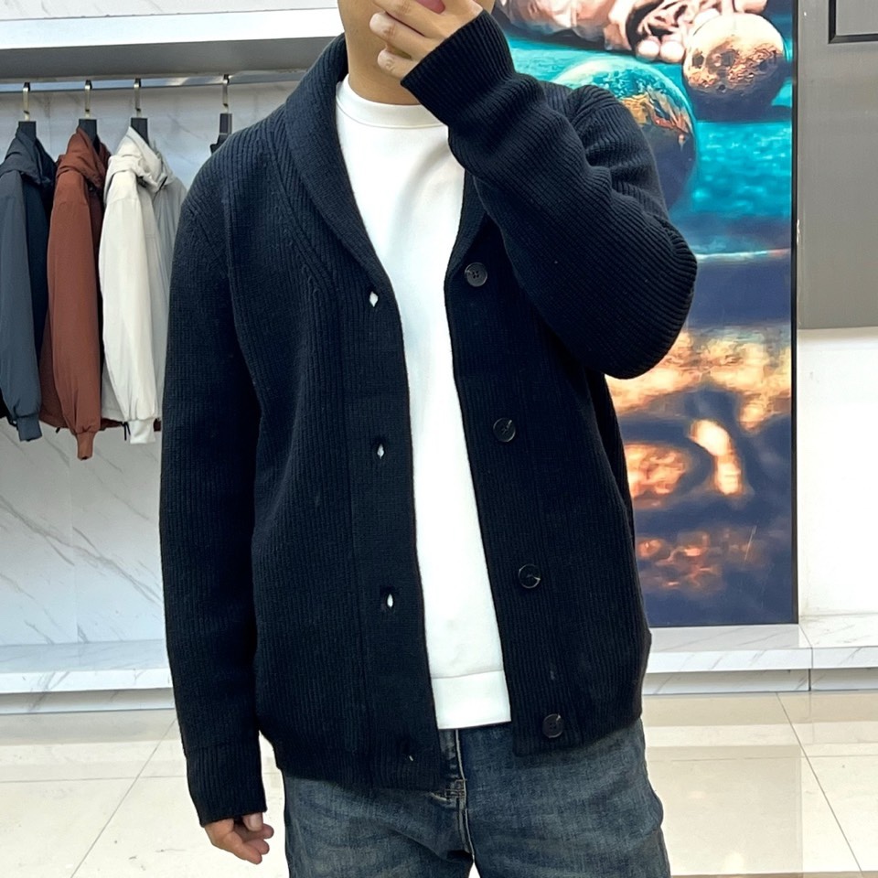 🌾Loro Piana诺悠翩雅、2025秋冬新品针织开衫以极致面料诠释永恒优雅。这款白色开衫采用流畅的青