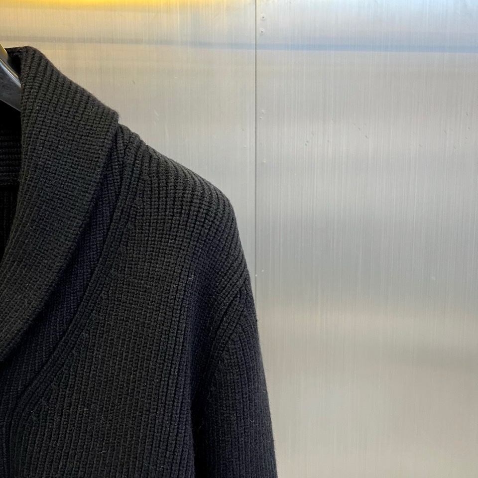 🌾Loro Piana诺悠翩雅、2025秋冬新品针织开衫以极致面料诠释永恒优雅。这款白色开衫采用流畅的青