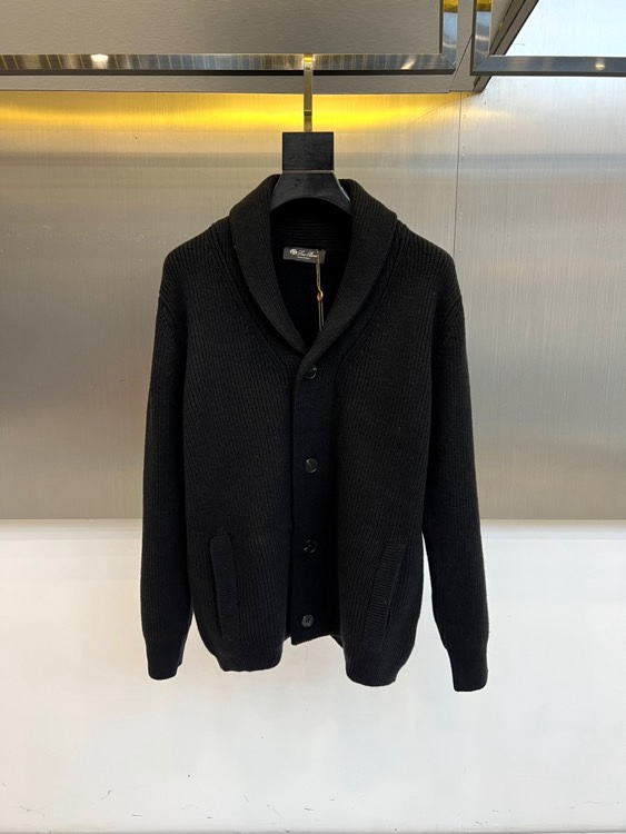 🌾Loro Piana诺悠翩雅、2025秋冬新品针织开衫以极致面料诠释永恒优雅。这款白色开衫采用流畅的青