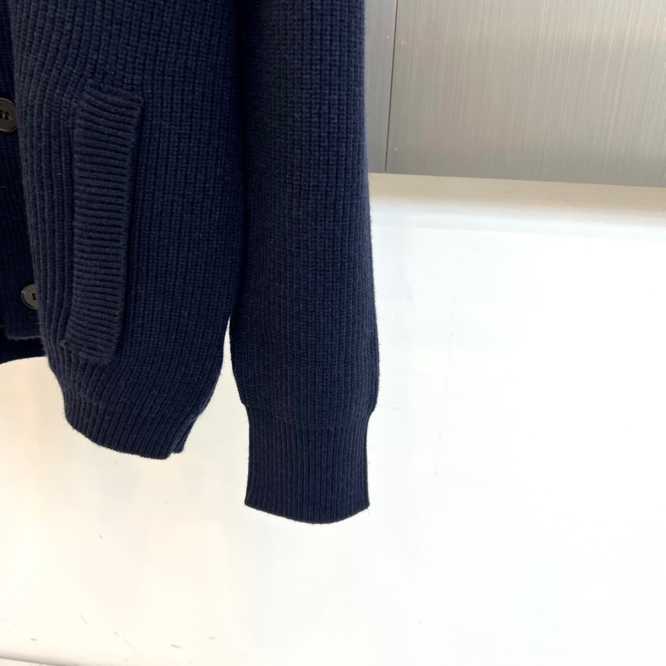 🌾Loro Piana诺悠翩雅、2025秋冬新品针织开衫以极致面料诠释永恒优雅。这款白色开衫采用流畅的青