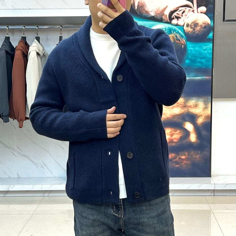 🌾Loro Piana诺悠翩雅、2025秋冬新品针织开衫以极致面料诠释永恒优雅。这款白色开衫采用流畅的青