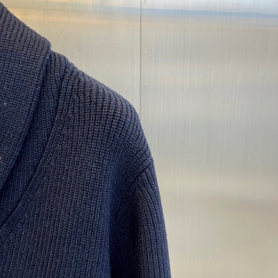 🌾Loro Piana诺悠翩雅、2025秋冬新品针织开衫以极致面料诠释永恒优雅。这款白色开衫采用流畅的青