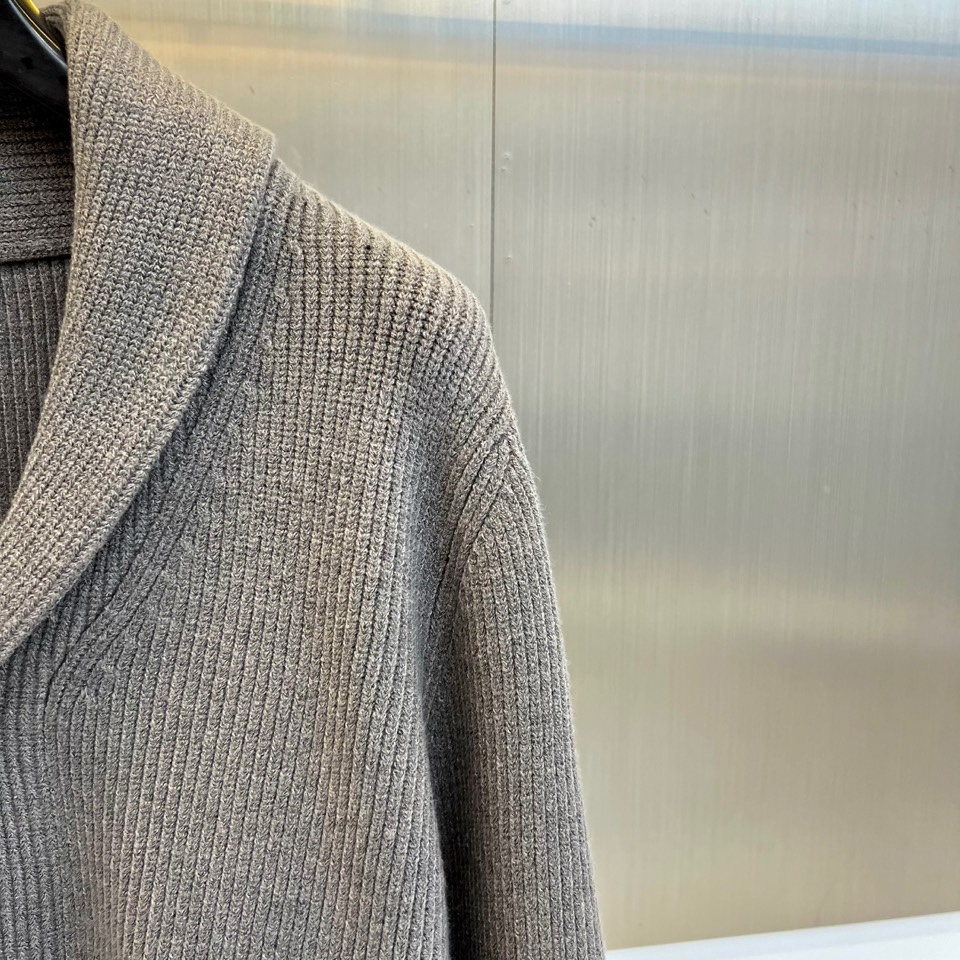 🌾Loro Piana诺悠翩雅、2025秋冬新品针织开衫以极致面料诠释永恒优雅。这款白色开衫采用流畅的青