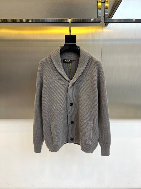 🌾Loro Piana诺悠翩雅、2025秋冬新品针织开衫以极致面料诠释永恒优雅。这款白色开衫采用流畅的青