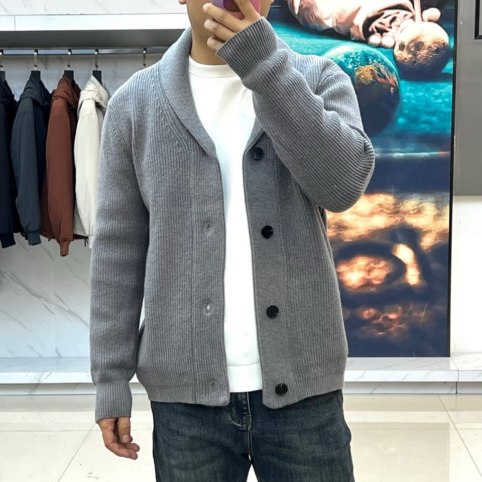 🌾Loro Piana诺悠翩雅、2025秋冬新品针织开衫以极致面料诠释永恒优雅。这款白色开衫采用流畅的青