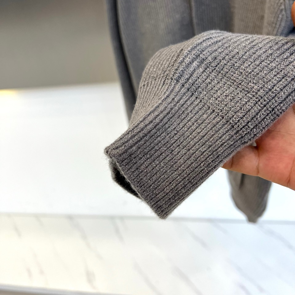 🌾Loro Piana诺悠翩雅、2025秋冬新品针织开衫以极致面料诠释永恒优雅。这款白色开衫采用流畅的青