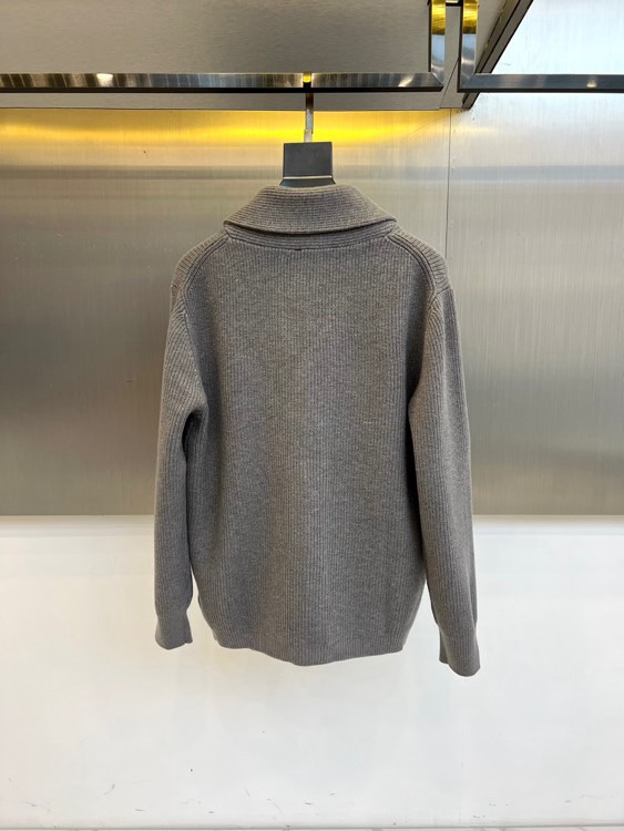 🌾Loro Piana诺悠翩雅、2025秋冬新品针织开衫以极致面料诠释永恒优雅。这款白色开衫采用流畅的青