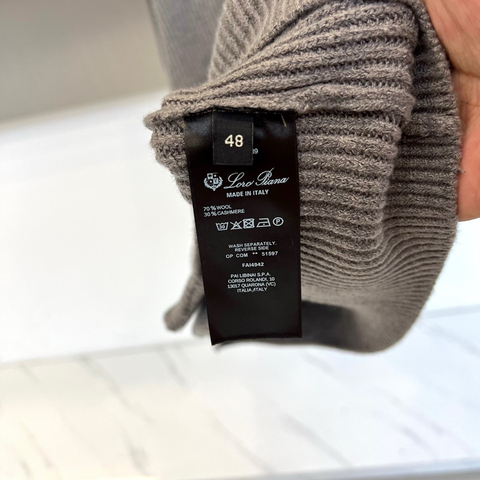 🌾Loro Piana诺悠翩雅、2025秋冬新品针织开衫以极致面料诠释永恒优雅。这款白色开衫采用流畅的青