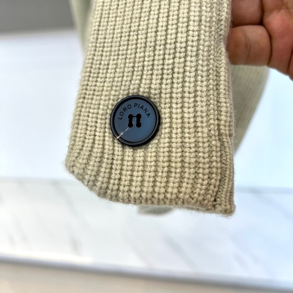 🌾Loro Piana诺悠翩雅、2025秋冬新品针织开衫以极致面料诠释永恒优雅。这款白色开衫采用流畅的青