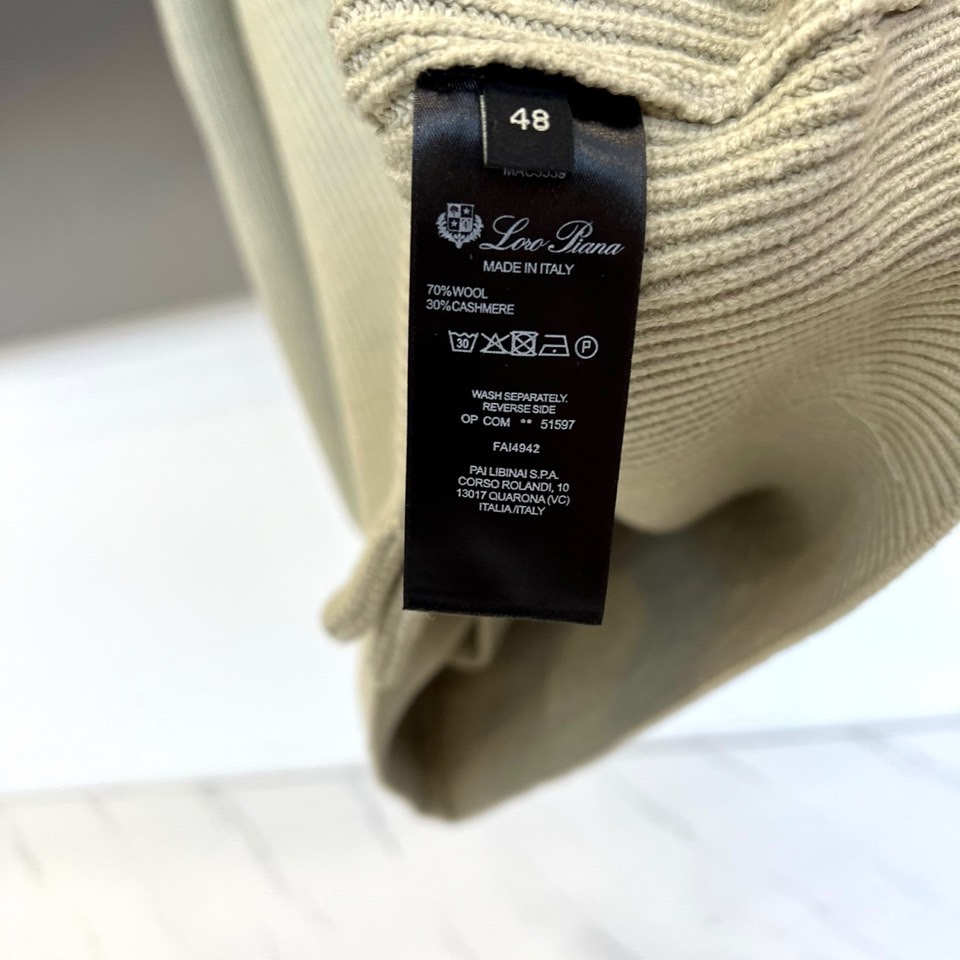 🌾Loro Piana诺悠翩雅、2025秋冬新品针织开衫以极致面料诠释永恒优雅。这款白色开衫采用流畅的青