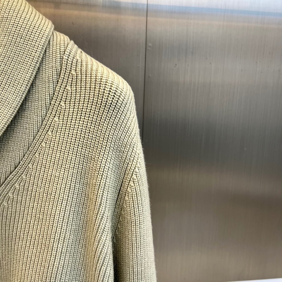 🌾Loro Piana诺悠翩雅、2025秋冬新品针织开衫以极致面料诠释永恒优雅。这款白色开衫采用流畅的青