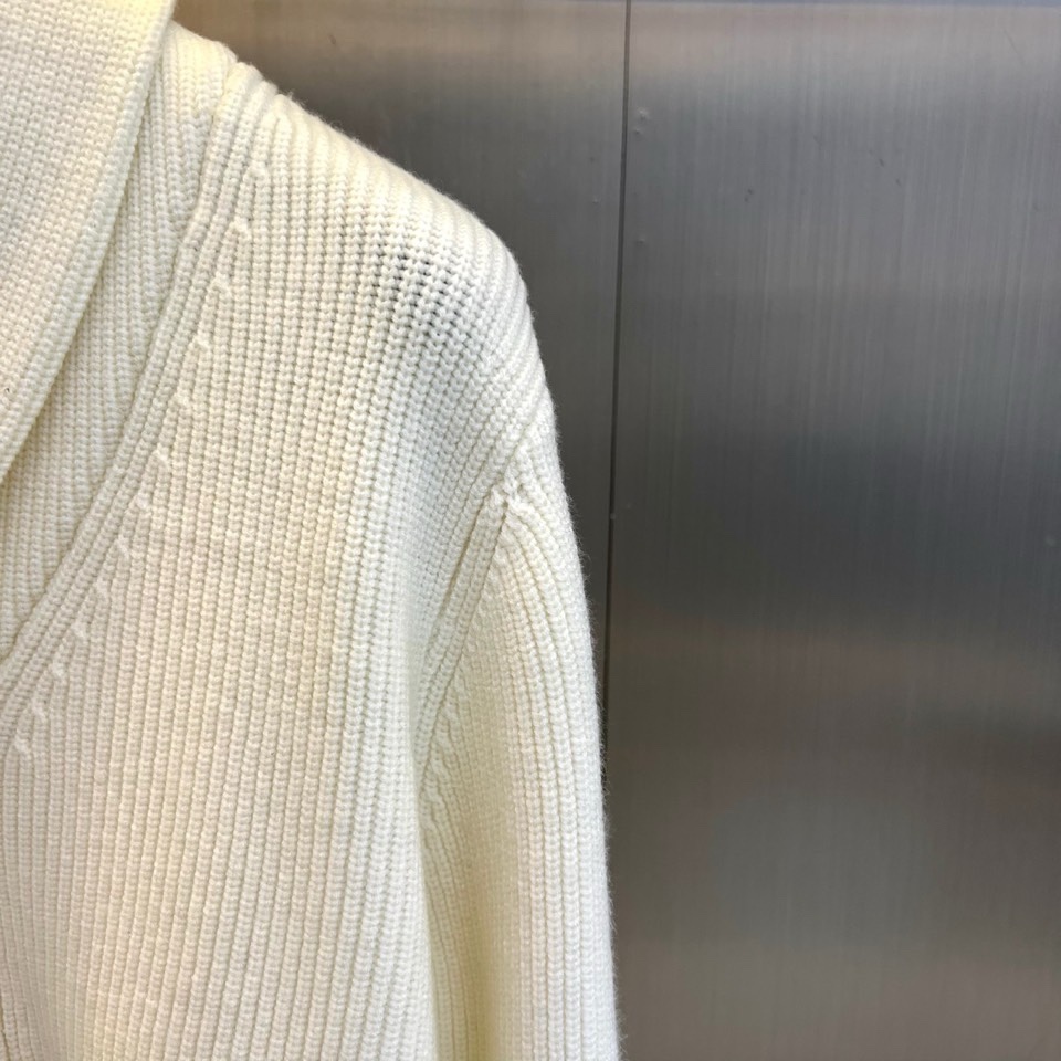 🌾Loro Piana诺悠翩雅、2025秋冬新品针织开衫以极致面料诠释永恒优雅。这款白色开衫采用流畅的青