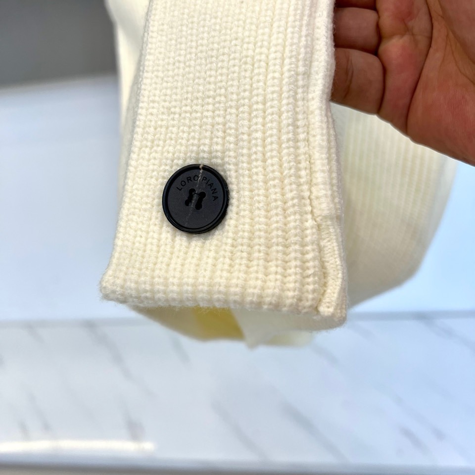 🌾Loro Piana诺悠翩雅、2025秋冬新品针织开衫以极致面料诠释永恒优雅。这款白色开衫采用流畅的青