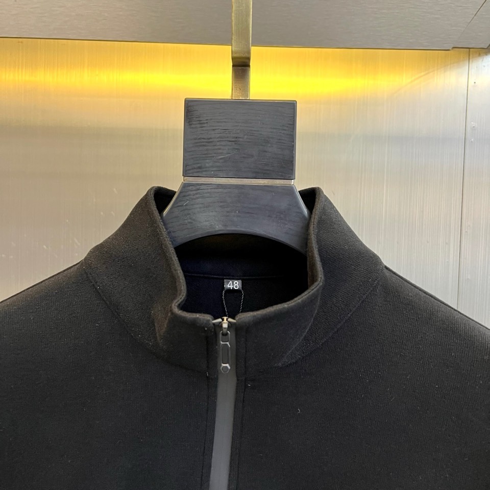 🌾Mon蒙口，2025秋冬新品棕色半高领T恤以极简设计诠释低调奢华。采用59%粘纤、33%腈纶与8%氨纶