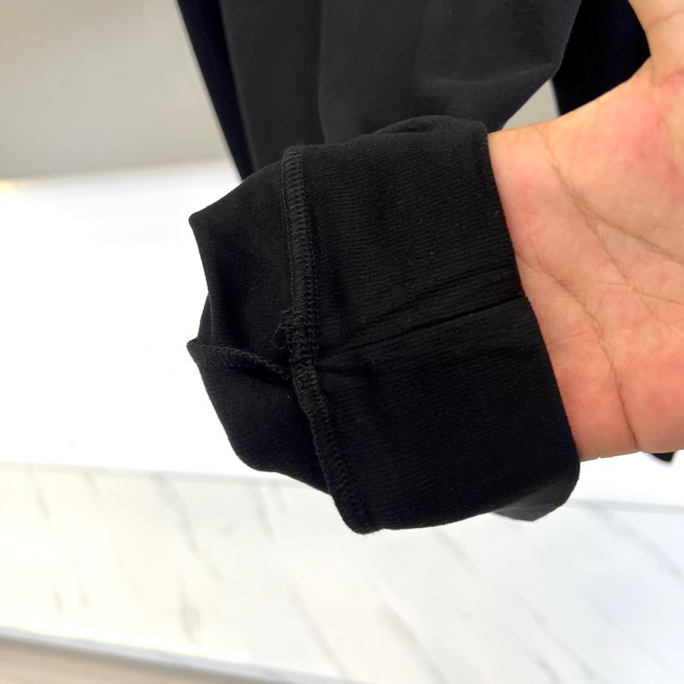 🌾Mon蒙口，2025秋冬新品棕色半高领T恤以极简设计诠释低调奢华。采用59%粘纤、33%腈纶与8%氨纶