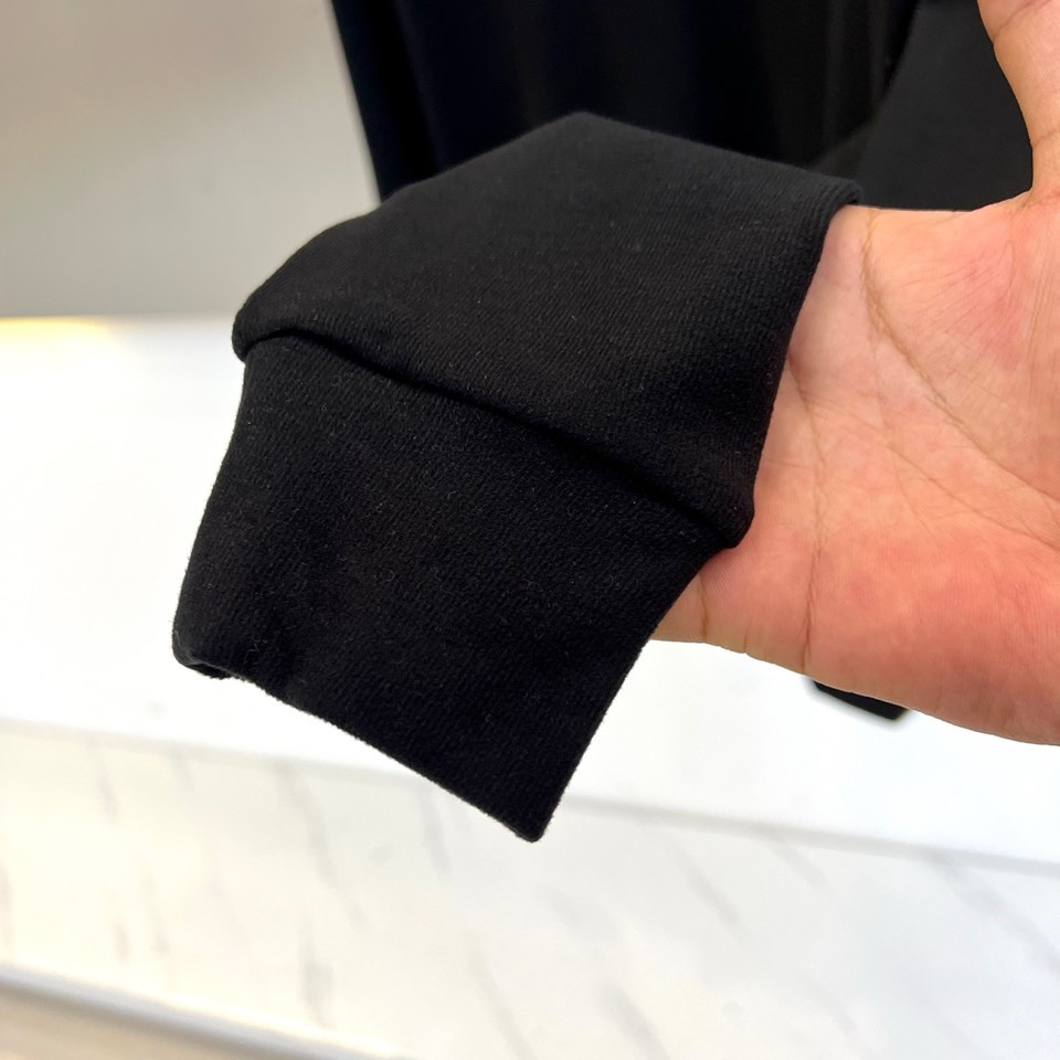 🌾Mon蒙口，2025秋冬新品棕色半高领T恤以极简设计诠释低调奢华。采用59%粘纤、33%腈纶与8%氨纶