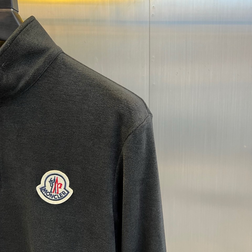 🌾Mon蒙口，2025秋冬新品棕色半高领T恤以极简设计诠释低调奢华。采用59%粘纤、33%腈纶与8%氨纶