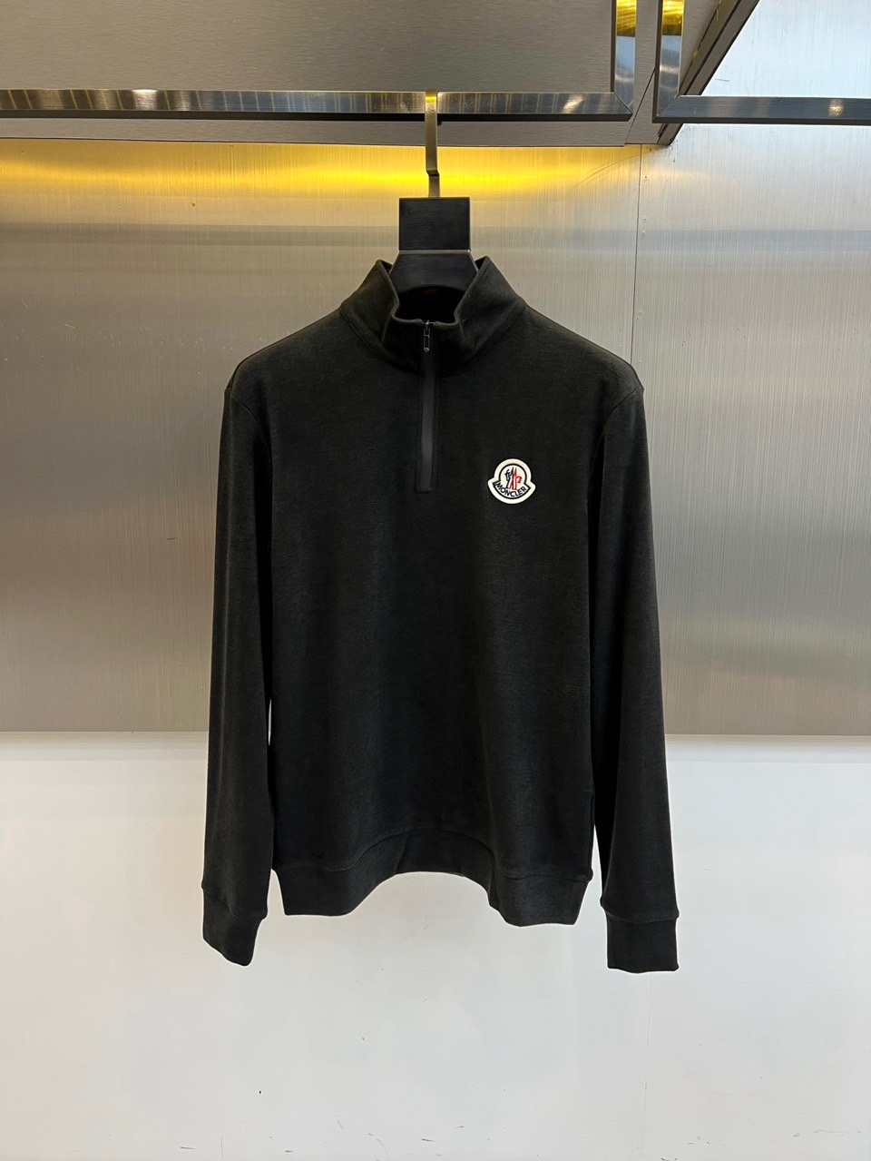 🌾Mon蒙口，2025秋冬新品棕色半高领T恤以极简设计诠释低调奢华。采用59%粘纤、33%腈纶与8%氨纶