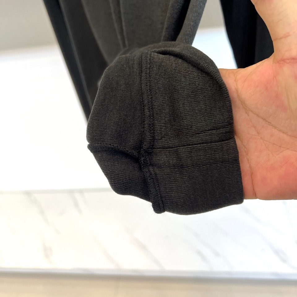 🌾Mon蒙口，2025秋冬新品棕色半高领T恤以极简设计诠释低调奢华。采用59%粘纤、33%腈纶与8%氨纶