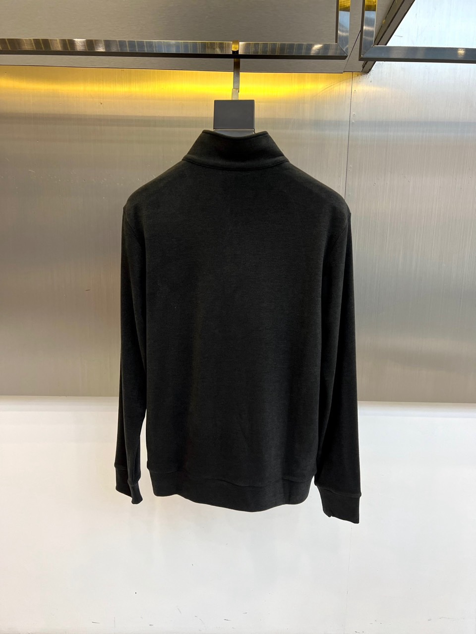 🌾Mon蒙口，2025秋冬新品棕色半高领T恤以极简设计诠释低调奢华。采用59%粘纤、33%腈纶与8%氨纶