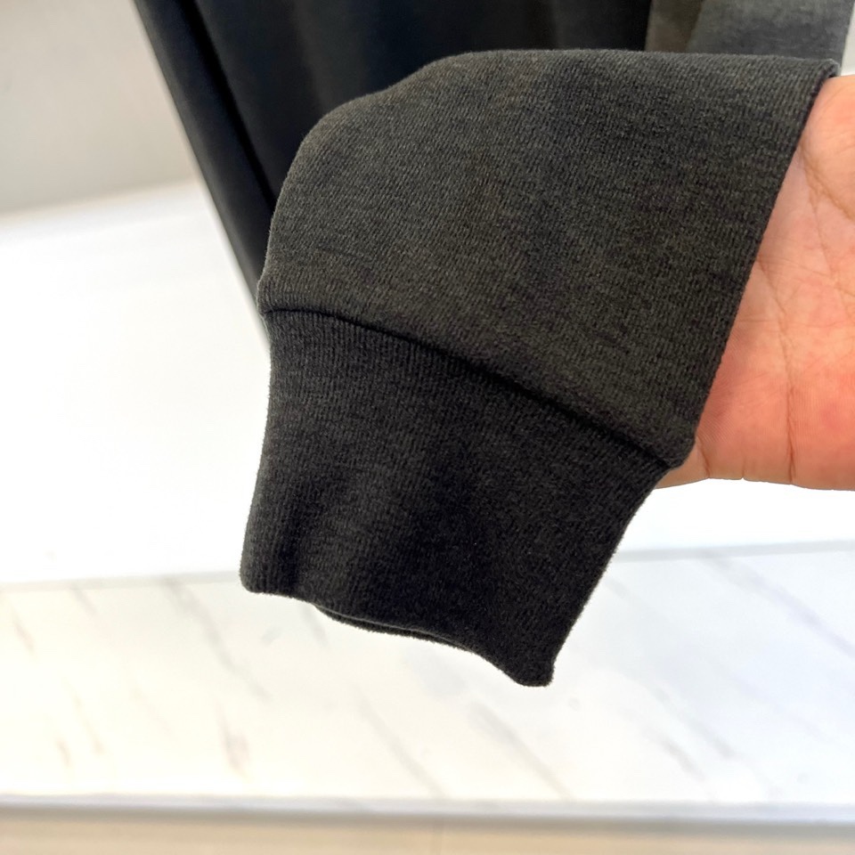 🌾Mon蒙口，2025秋冬新品棕色半高领T恤以极简设计诠释低调奢华。采用59%粘纤、33%腈纶与8%氨纶