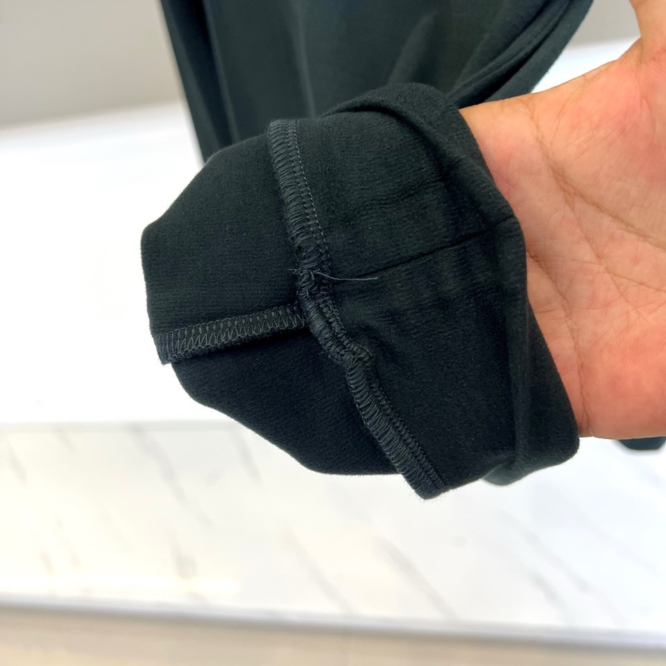 🌾Mon蒙口，2025秋冬新品棕色半高领T恤以极简设计诠释低调奢华。采用59%粘纤、33%腈纶与8%氨纶