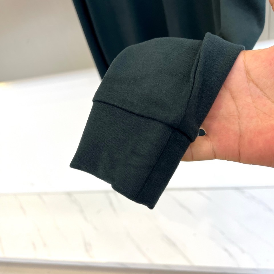 🌾Mon蒙口，2025秋冬新品棕色半高领T恤以极简设计诠释低调奢华。采用59%粘纤、33%腈纶与8%氨纶