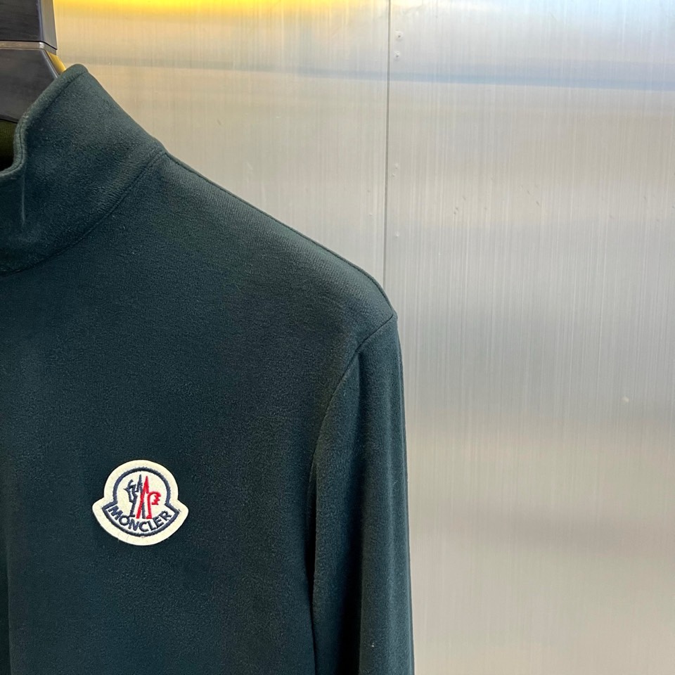 🌾Mon蒙口，2025秋冬新品棕色半高领T恤以极简设计诠释低调奢华。采用59%粘纤、33%腈纶与8%氨纶