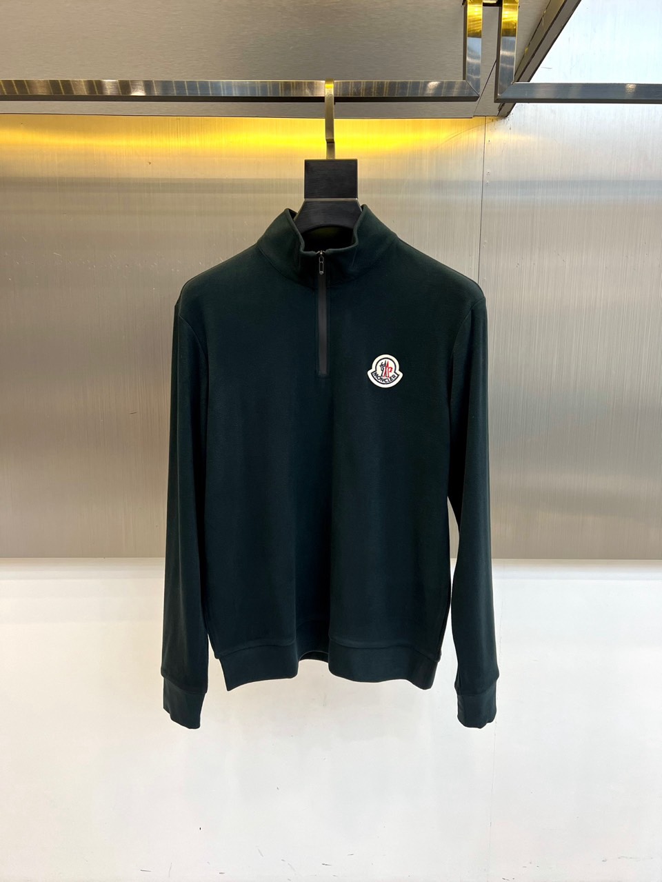 🌾Mon蒙口，2025秋冬新品棕色半高领T恤以极简设计诠释低调奢华。采用59%粘纤、33%腈纶与8%氨纶