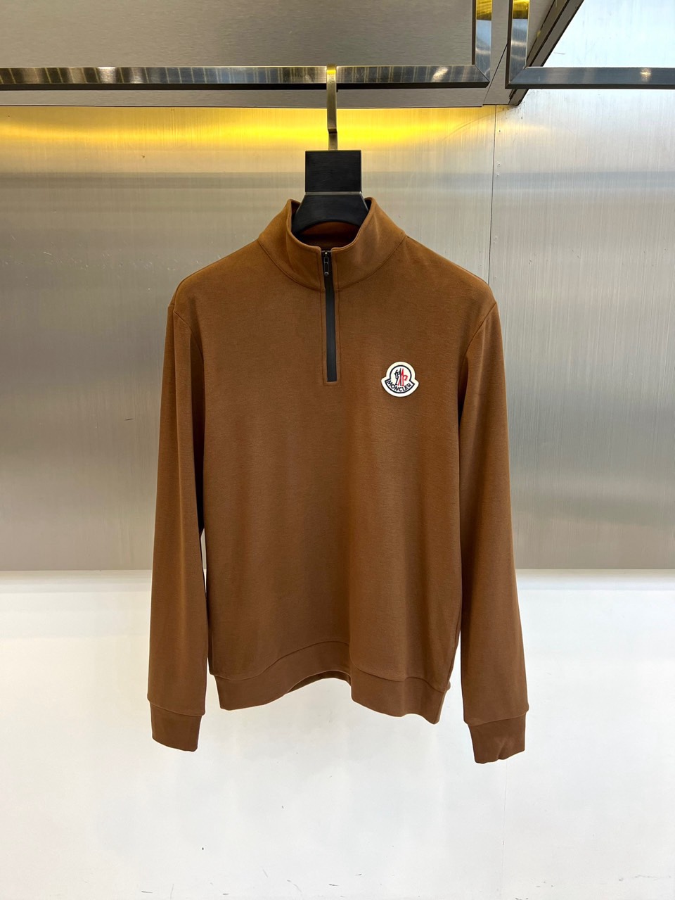 🌾Mon蒙口，2025秋冬新品棕色半高领T恤以极简设计诠释低调奢华。采用59%粘纤、33%腈纶与8%氨纶