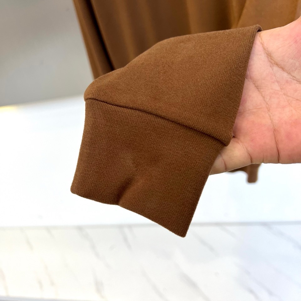 🌾Mon蒙口，2025秋冬新品棕色半高领T恤以极简设计诠释低调奢华。采用59%粘纤、33%腈纶与8%氨纶