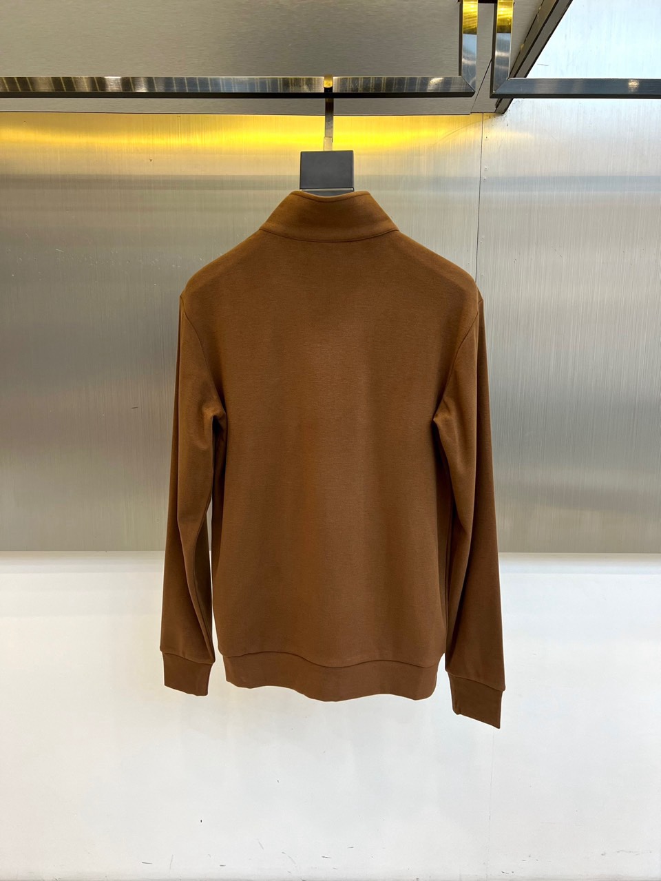 🌾Mon蒙口，2025秋冬新品棕色半高领T恤以极简设计诠释低调奢华。采用59%粘纤、33%腈纶与8%氨纶