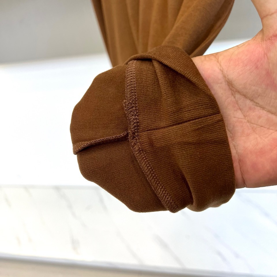 🌾Mon蒙口，2025秋冬新品棕色半高领T恤以极简设计诠释低调奢华。采用59%粘纤、33%腈纶与8%氨纶