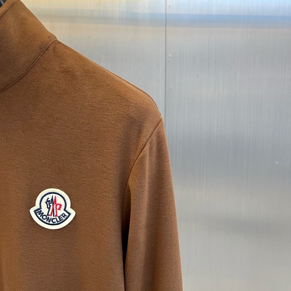 🌾Mon蒙口，2025秋冬新品棕色半高领T恤以极简设计诠释低调奢华。采用59%粘纤、33%腈纶与8%氨纶